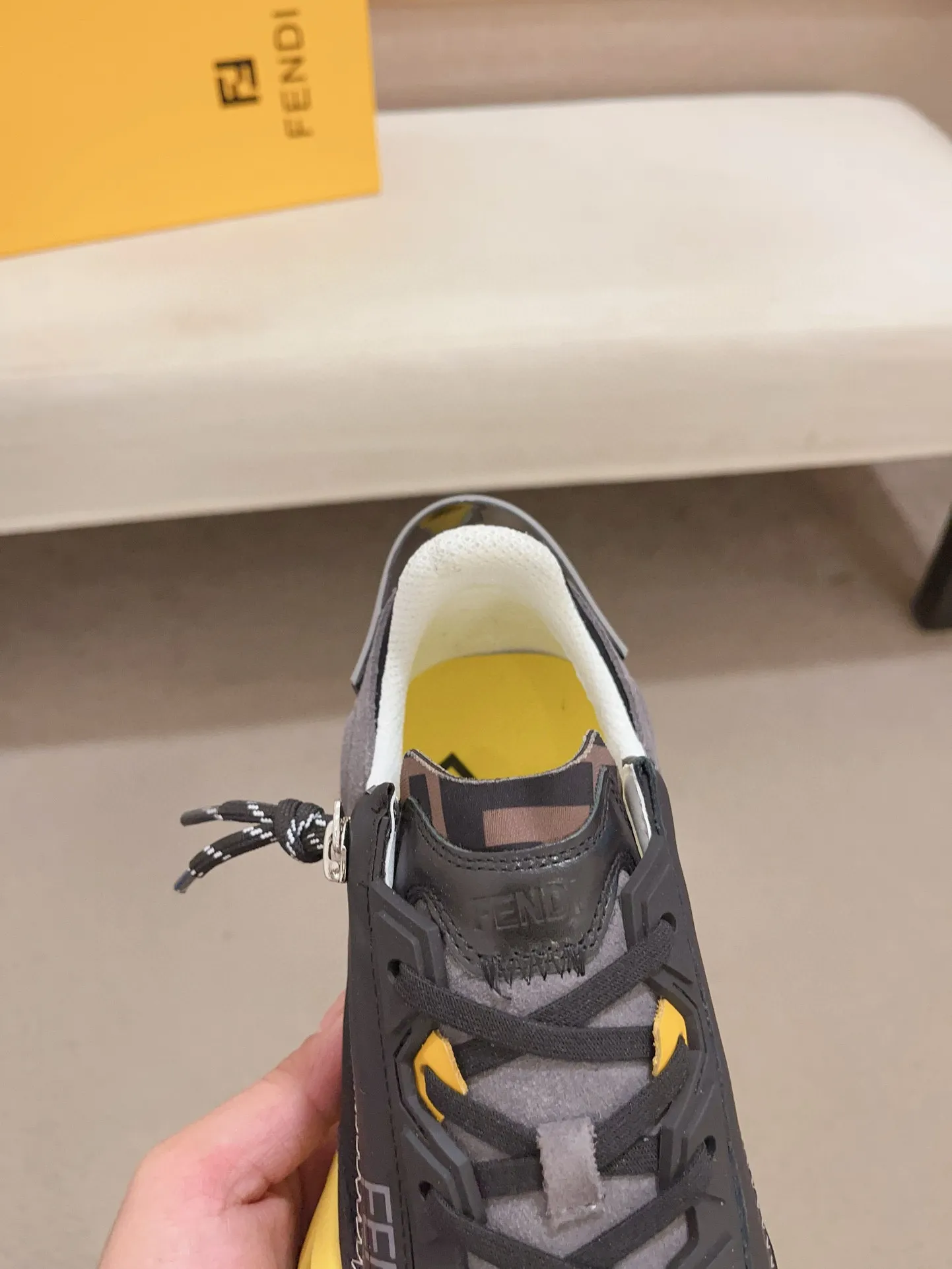 Men's shoes💰: 540💰(Higher version) [Fendi] Fendi's latest casual shoes for men! Available at counters simultaneously! A one-to-one replica of the original. Made entirely of imported top-grain calfskin, the interior is made of top-grain water-dyed cowhide, and the original factory-supplied rubber outsole. Leading new fashion concepts. Matching code: 38-44. 45 can be customized and non-returnable!